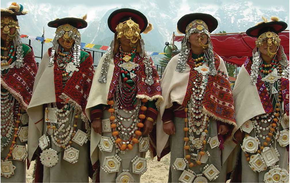 पारंपरिक वेशभूषेत स्पिती जमातीच्या स्त्रिया