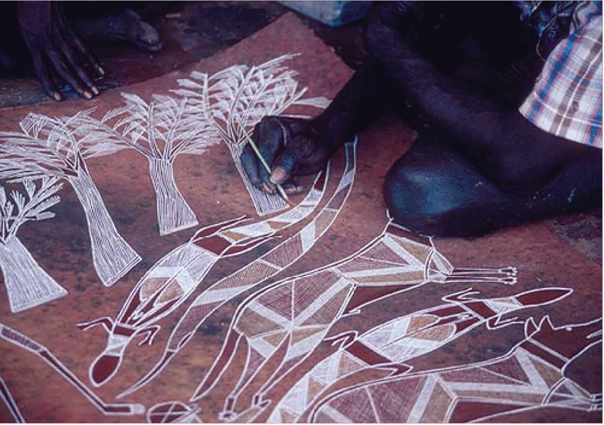 आदिवासी चित्रकाराच्या काही आदिम चित्राकृती, गुन्बालान्या (उत्तर ऑस्ट्रेलिया).