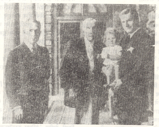 रॉकफेलर घरण्याच्या चार पिढ्या मध्यभागी संस्थापक जॉन डी. रॉकफेलर, त्यांच्या उजवीकडे मुलगा णि डावीकडे नातू नेल्सन व त्याच्या कडेवर पणतू रॉडमन.