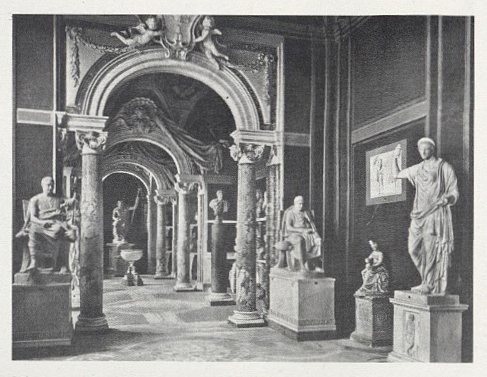 ५. रोममधील व्हॅटिकन म्यूझीयम्समधील पिओ-क्लेमेंटिनो संग्रहालयातील पुतळ्यांचे दालन (१८ वे शतक).
