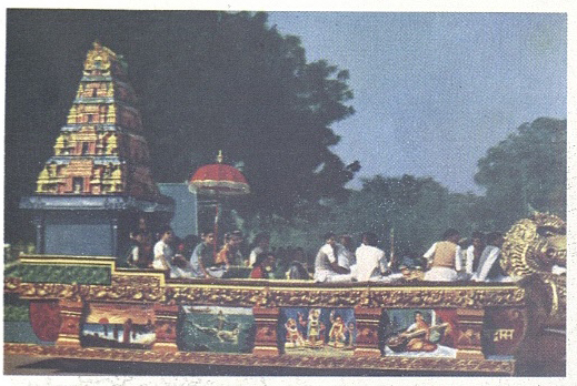 मद्रास : मंदिर - वास्तुकला व सांस्कृतिक जीवनाचे प्रतीक असलेला चित्ररथ.