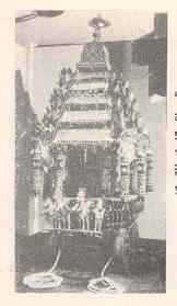 'एक्स्पो-६७' या आंतरराष्ट्रीय प्रदर्शनातील दक्षिण भारतातील एका देवस्थानाच्या रथाची प्रतिकृती.