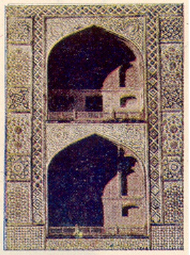 अकबराच्या कबरवास्तू :प्रवेशद्वारावरील दगडी जडावकामयुक्त बित्तिशोभनाचा नमुना, आग्याजवळील सिकंदरा,१६१२.