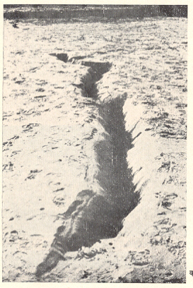 क्वेटा येथे १९३४ मध्ये झालेल्या भूकंपात एका शेतमध्ये पडलेली भेग 