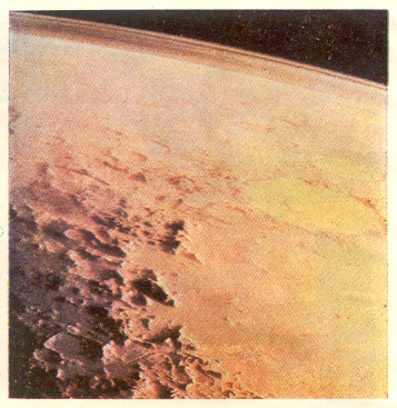 व्हायकिंग-१च्या ओर्बीटरने सु.३,२२० किमी. अंतरावरून घेतलेले छायाचित्र