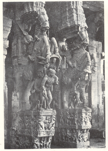 सहस्त्रस्तंभी दालनातील स्तंभांवरील घोडेस्वारांच्या प्रतिमा : रघुनाथस्वामीचे विष्णुमंदिर, श्रीरंगम्‌, १७ वे शतक.