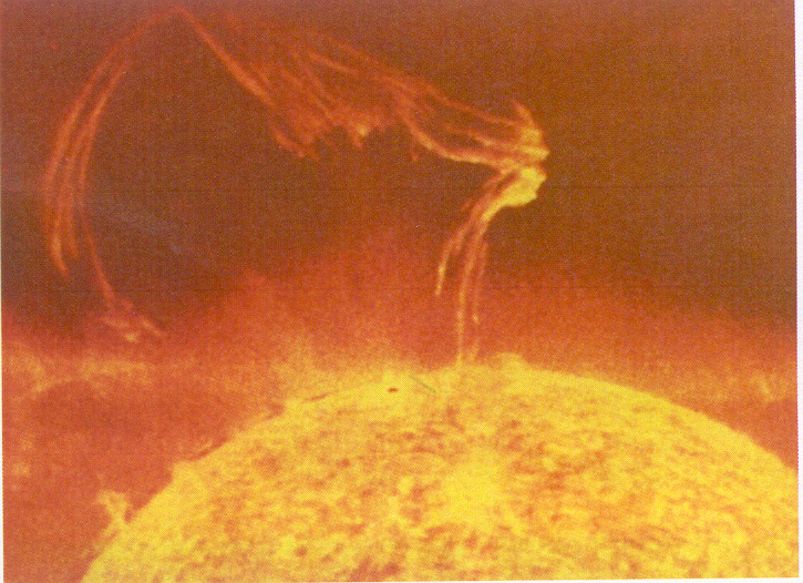 स्कायलॅब या अवकाशस्थानकाने घेतलेले सौर उद्रेकाचे छायाचित्र (१९७३).