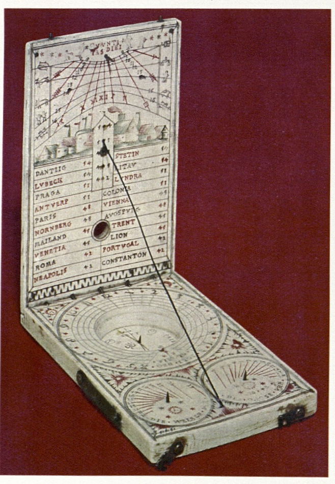 सायन्स म्यूझीयम, लंडन येथे ठेवलेले जर्मनीतील १६४८ सालामधील सूर्यछाया घड्याळ (दिक्‌सूचकासह)