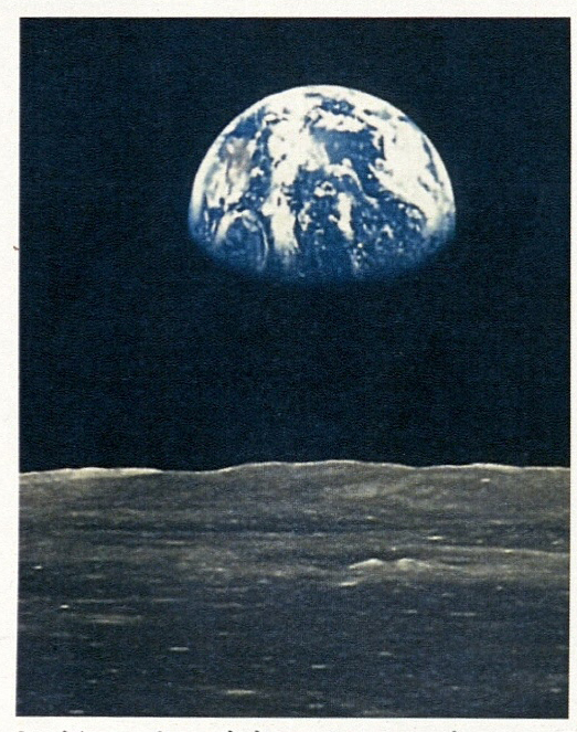 निसर्गसुंदर पृथ्वी : अपोलो-११ अवकाशयानाने चंद्राजवळून घेतलेले छायाचित्र.