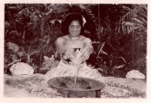 टाँगाचे राष्ट्रीय पेय ‘कावा’ तयार करणारी स्त्री