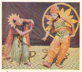 सेराईकेलाची (बिहार) छाऊ (मुखवटा) नृत्यनाट्ये : ‘चंद्रभागा’ नृत्यनाट्यातील चंद्रिका व सूर्य
