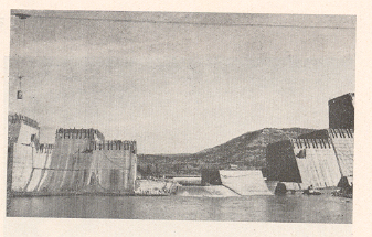 पात्राच्या मध्यभागातील धरणाचे बांधकाम चालू असतानाचे चित्र (दि. १८ नोव्हेंबर १९६०)