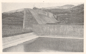 पुण्याजवळील पानशेत धरण (१९६१ मध्ये धरण फुटल्यानंतर परत चालू करण्यात आलेले बांधकाम).