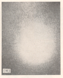 (आ) त्याच धूमकेतूचे ७ जानेवारी १९७४ रोजी जंबुपार किरणांच्या साहाय्याने घेतलेले छायाचित्र.यात हायड्रोजन वायूची प्रचंड शिखा दिसत असून हिचा व्यास सु. सूर्याच्या व्यासाच्या ४ पट होता.