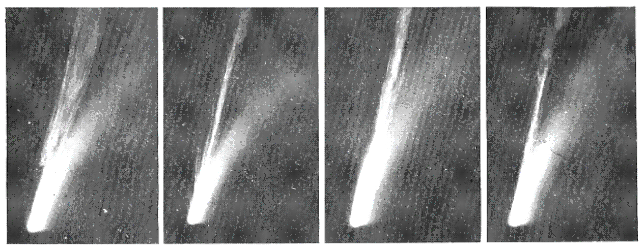 म्रकॉ धूमकेतूची २२, २४, २६ व २७ ऑगस्ट १९५७ ला घेतलेली छायाचित्रे. सरळ गेलेले वायुपुच्छ व उजवीकडे वाकलेले छुलिपुच्छ