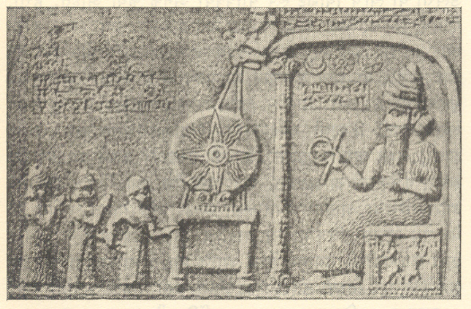 भाकित जाणण्यासाठी, असिरो-बॅबिलोनियन सूर्यदेवता शमश याची प्रार्थना करणारे भक्त : सिप्पार येथील शिल्प इ.स.पु. ९ वे शतक 