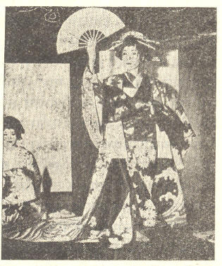 ‘किमोनो’ : जपानी स्त्रीचा वैशिष्ट्यपूर्ण परिवेश. 