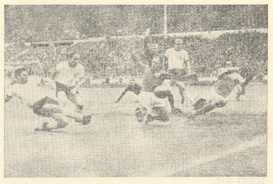 सॉकर (असोसिएशन फुटबॉल) सामन्याचे दृश्य : प. जर्मनी वि. इंग्लंड यांच्यातील अंतिम विश्वकरंडक सामना, वेम्बली मैदान, लंडन, १९६६.