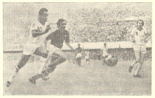 जगद्‌विख्यात फुटबॉलपटू पेलेचा भारतातील खेळ : कॉसमॉस वि. मोहन बगान, कलकत्ता, १९७७.
