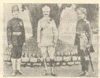 (डावीकडून) मुख्य कॉन्स्टेबल, खास सशस्त्रदल निरीक्षक, जिल्हा पोलीस घोडदलातील कॉन्स्टेबल, सागर मध्य प्रांत, १९११-१९१५.
