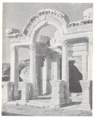 हेड्रिअन मंदिराचे प्रवेशद्वार, एफेसस, आशिया मायनर (तुर्कस्तान).