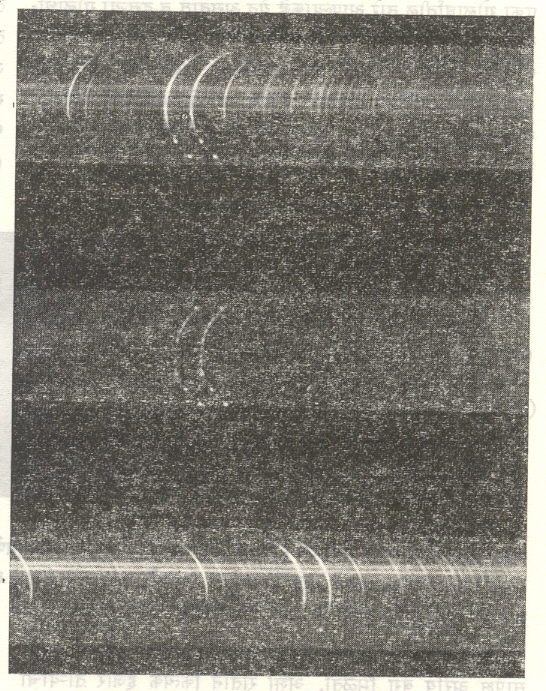 आ. ३०. सूर्याचा चमक वर्णपट (२४ जानेवारी १९२५ रोजी झालेल्या खग्रास ग्रहणाच्या वेळी घेतलेला ). 
