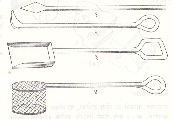 आ. २. भट्टीवर काम करण्यासाठी लागणारी हत्यारे : (१) सरळ कलथा, (२) बळविलेला कलथा, (३) फावडे, (४) झारी.