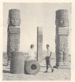 क्वेटझाकोट्‌ल पिरॅमिडच्या परिसरातील तॉस्तेक पुतळे, तूला.