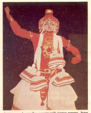 'कृष्णनाट्टम'नृत्यातील मुखवटाधारी पंचमुख मुरासुर, केरळ