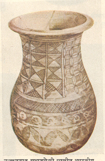 उत्खननात सापडलेली प्राचीन भारतीय मृत्पात्रई लोथल (गुजरात), इ. स. पू. २२०० ते १७००.