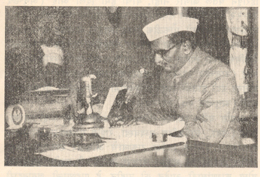 संविधान समितीचे अध्यक्ष डॉ. राजेंद्र प्रसाद भारतीय संविधानाच्या मसुद्यावर स्वाक्षरी करताना