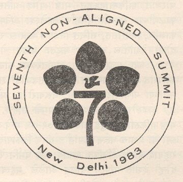 सातव्या अलिप्त राष्ट्र शिखर परिषदेचे बोधचिन्ह, १९८३. 