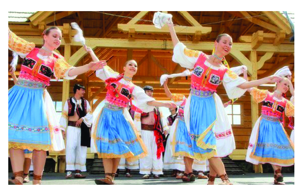 पारंपरिक वेशभूषेत नृत्यमग्न स्लोव्हाक स्त्रिया