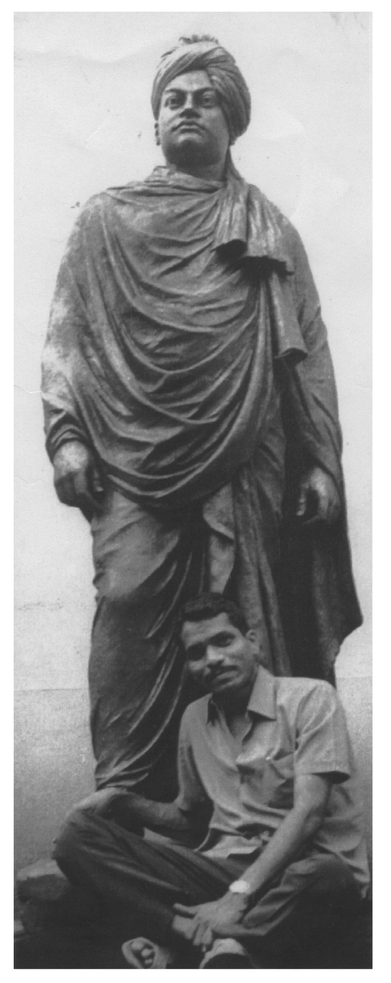 'स्वामी विवेकानंद', ब्राँझ स्मारकशिल्प (१९७१), कन्याकुमारी.