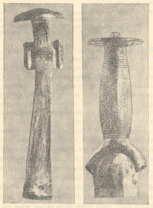 मध्य यूरोपातील ब्राँझयुगीन शस्त्रे : उजवीकडे -तलवारीची अलंकृत मूठ, डावीकडे - कुऱ्हाडवजा तलवार.