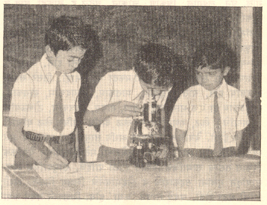 सूक्ष्मदर्शकातून पाहणी करणारे बालकमंदिरातील विद्यार्थी
