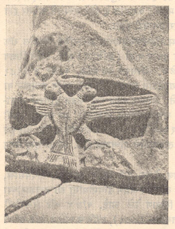 हिटाइटकालीन स्फ्रिंक्सच्या पुतळ्याच्या पायाजवळील एक प्रतीक