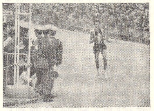 मॅराथॉन ऑलिंपिक स्पर्धा लागोपाठ दोनदा जिंकणारा इथिओपियाचा अबेबे बिकिला टोकिओ ऑलिंपिक, १९६४.