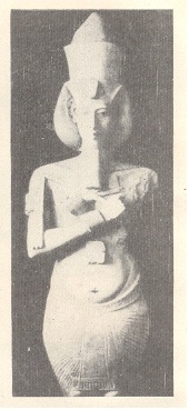 ४.कारनेंक येथील आतेन मंदिरातील आखेनातेन राजाचा पुतळा, इ.स.पू.सु. १३५०. 