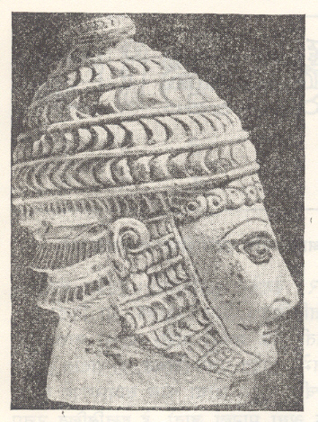 कोरीव काम केलेले ग्रीक योद्याचे हस्तिदंती शिरस्त्राण, इ. स. १३ वे शतक, मायसीनी.