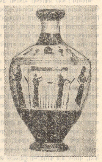 आ. ४. इ. स. पू. ५६० या काळातील अथेनियन अत्तराच्या बाटलीवरील भागाचे चित्र यात वजन लावून ताण्याचे धागे ताठ धरून ठेवलेल्या भागावर काम करणाऱ्या स्त्रिया दिसतात. 