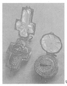 पारदर्शक क्वॉर्ट्‌झाची शोभिवंत व लोंबती ठेवता येणारी फ्रेंच घड्याळे. (इ.स. १६३०).