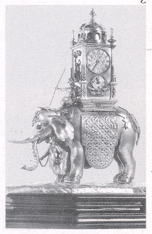 हत्तीवरील अंबारीत बसविलेले चांदीचे घड्याळ (जर्मनी, १७ व्या शतकाच्या आरंभीचे). हत्तीचे डोळे यांत्रिक रीत्या फिरविले जातात व दांडीने ठोके मारले जातात.
